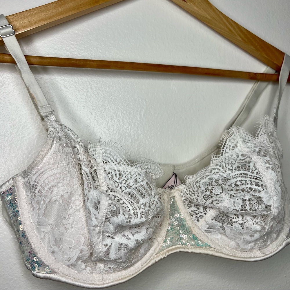 Victoria’s Secret Pushup without padding, 36D underwire, sequence details